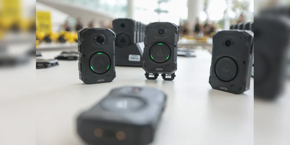 É possível a detecção de ativação automática em certas situações, como a retirada da arma do coldre ou o acionamento das luzes da viatura
