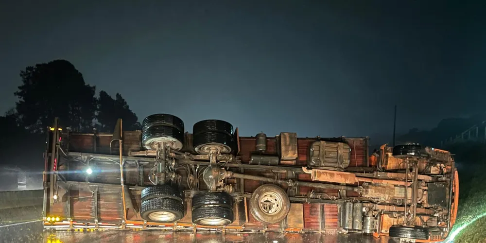 Caminhão tombou sobre as faixas e interditou a via