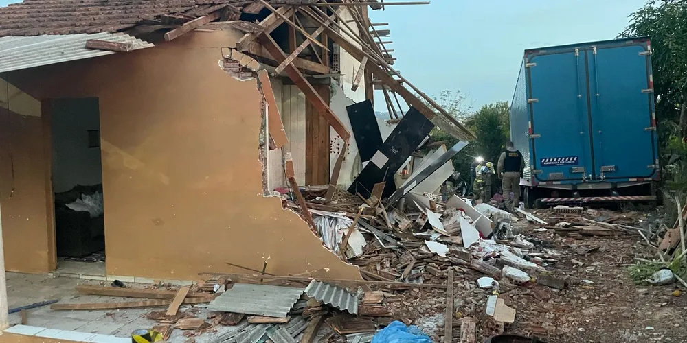 O homem, de 34 anos, faleceu no local