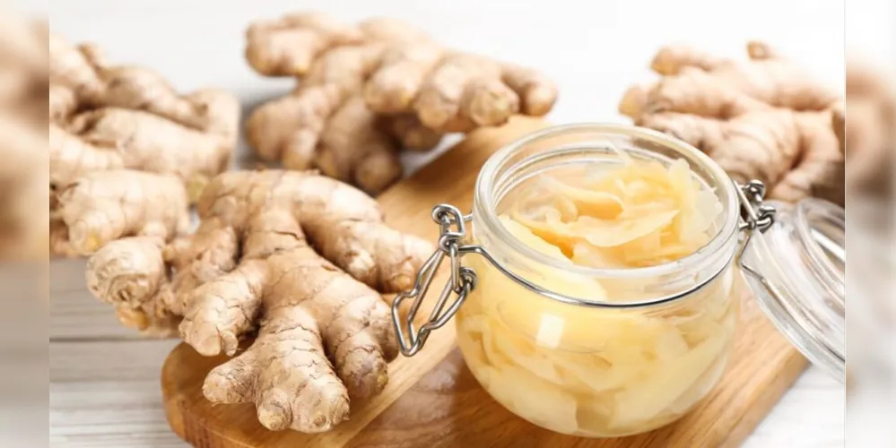 Veja como fazer banho com arruda e gengibre para afastar energias negativas, renovar a coragem e se proteger de forma simples e poderosa