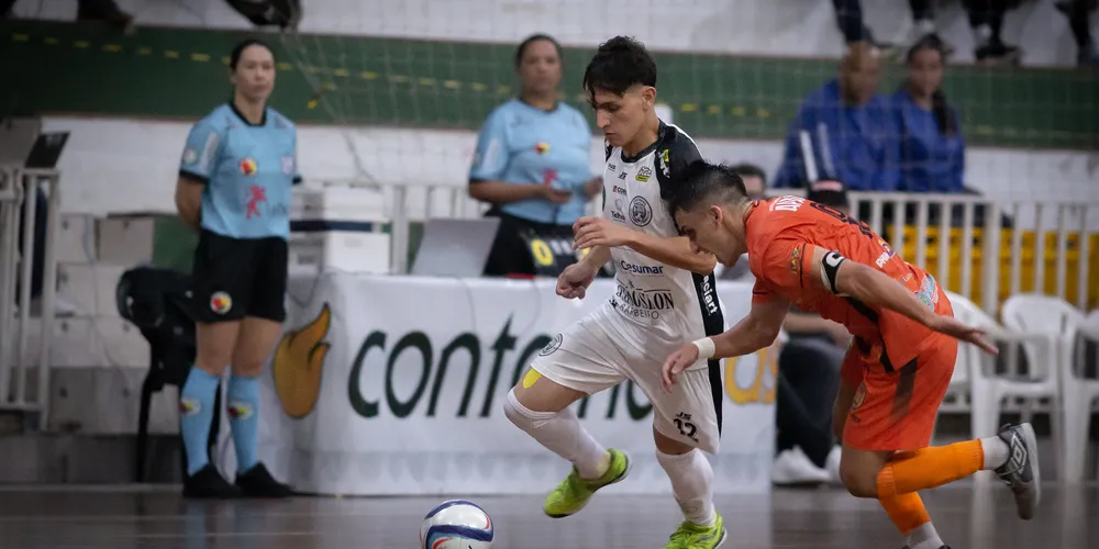 O jogo ocorre  no Ginásio Albertina Salmon, em Paranaguá