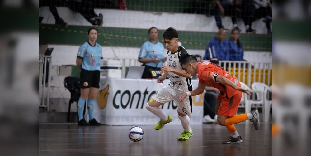 O jogo ocorre  no Ginásio Albertina Salmon, em Paranaguá