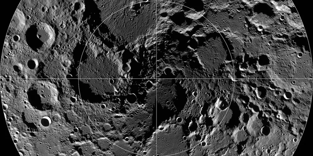 O polo norte lunar, capturado pelo satélite Lunar Reconnaissance Orbiter, da NASA, é salpicado de crateras