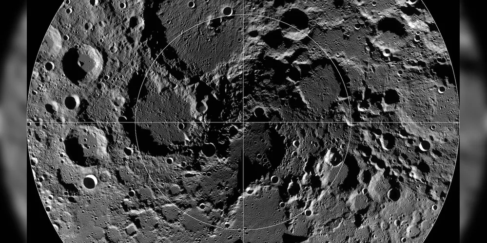 O polo norte lunar, capturado pelo satélite Lunar Reconnaissance Orbiter, da NASA, é salpicado de crateras