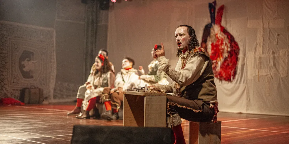 Apresentação do espetáculo "Coração em Chagas"