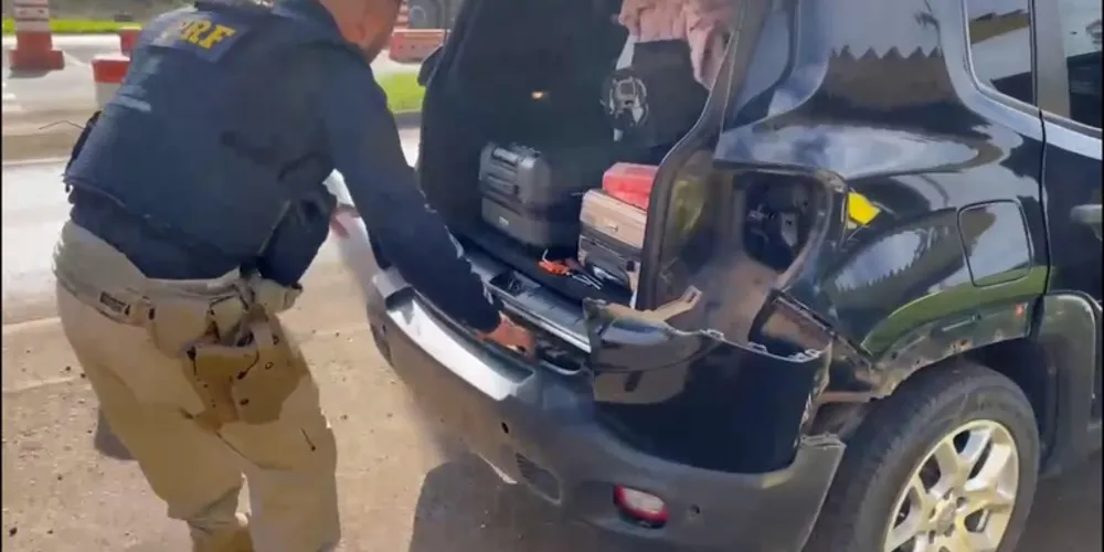 A equipe realizou uma busca mais detalhada no veículo, localizando diversos tabletes de pasta base de cocaína escondidos em compartimentos ocultos