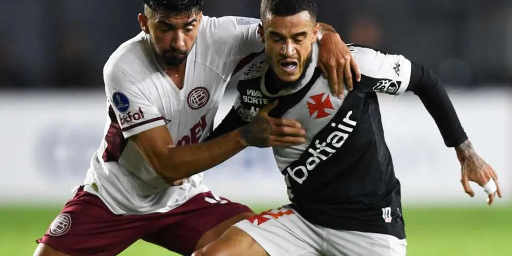 Philippe Coutinho em uma disputa de bola com atleta do Lanús