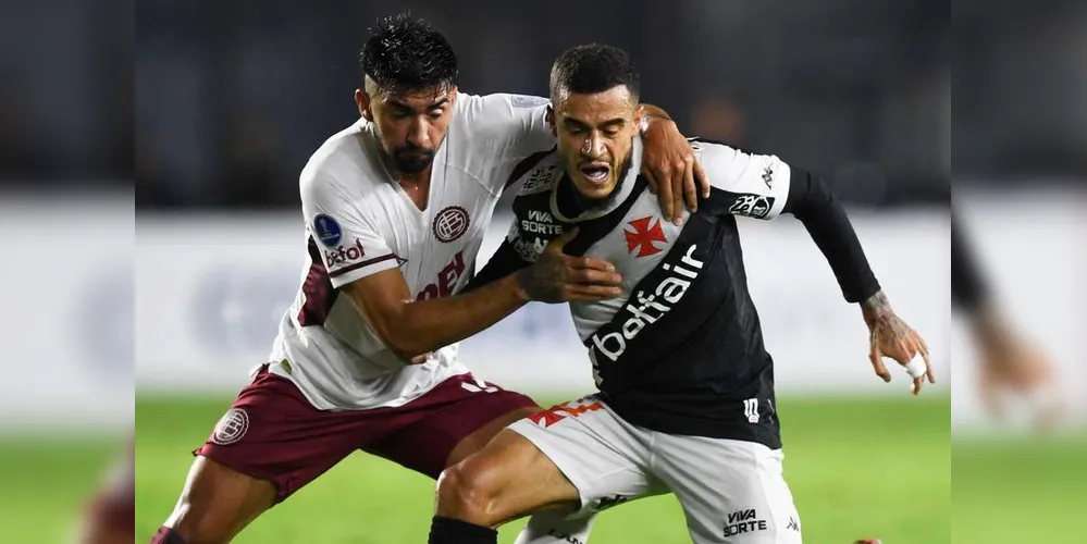 Philippe Coutinho em uma disputa de bola com atleta do Lanús
