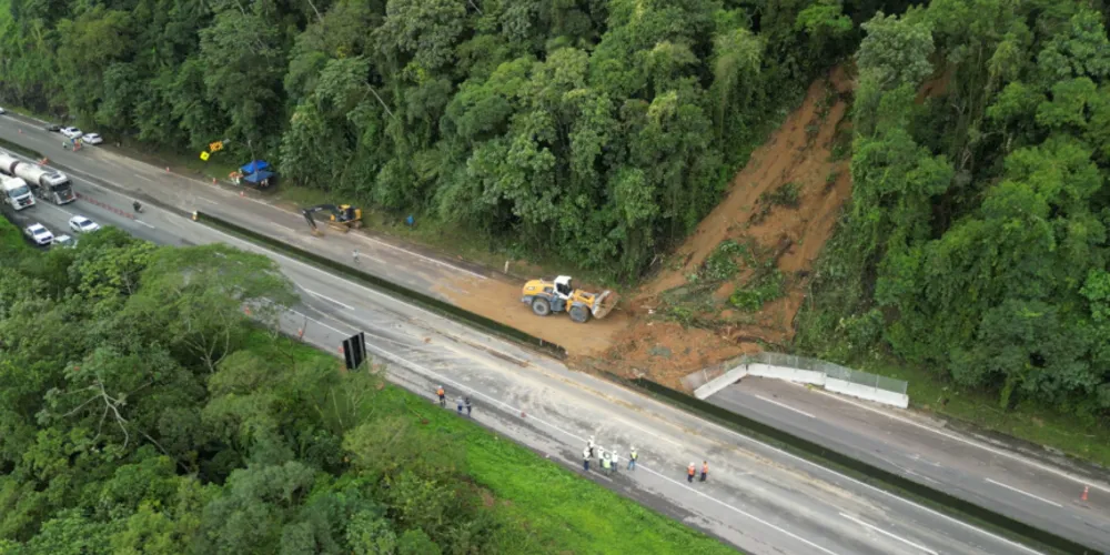 A BR-277 voltou a registrar um deslizamento de terra no sentido Litoral