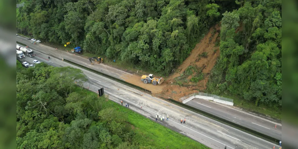 A BR-277 voltou a registrar um deslizamento de terra no sentido Litoral