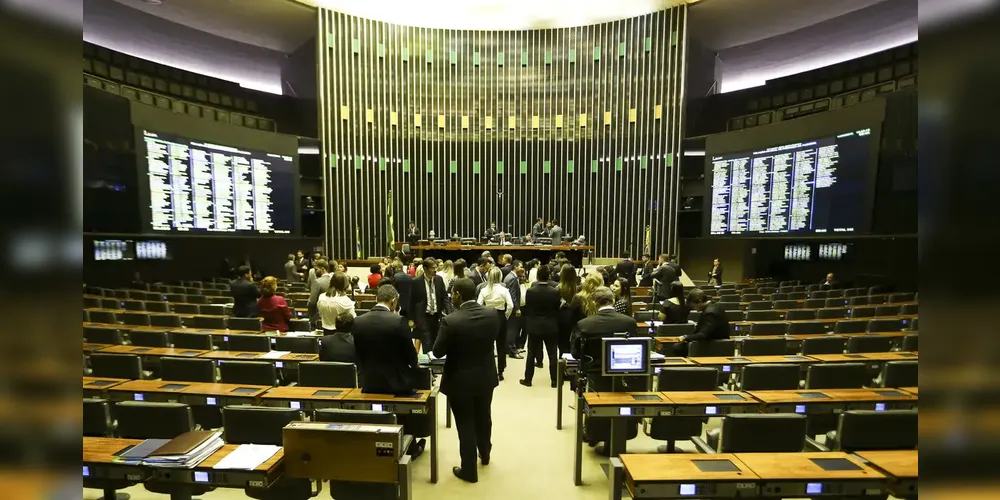 A correção do número de representantes por unidade da federação teria que ocorrer via aumento de parlamentares