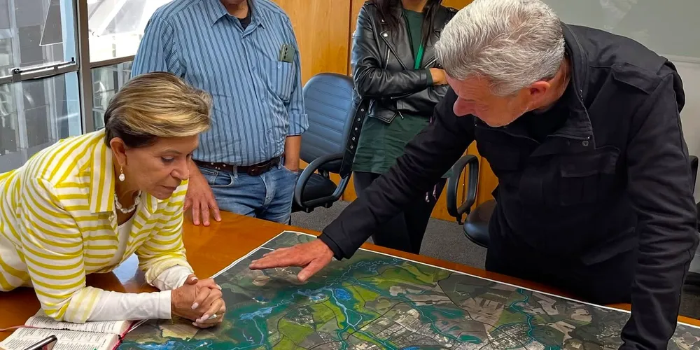 Elizabeth se reuniu com arquitetos e urbanistas, que explicaram o projeto à prefeita, no final de abril