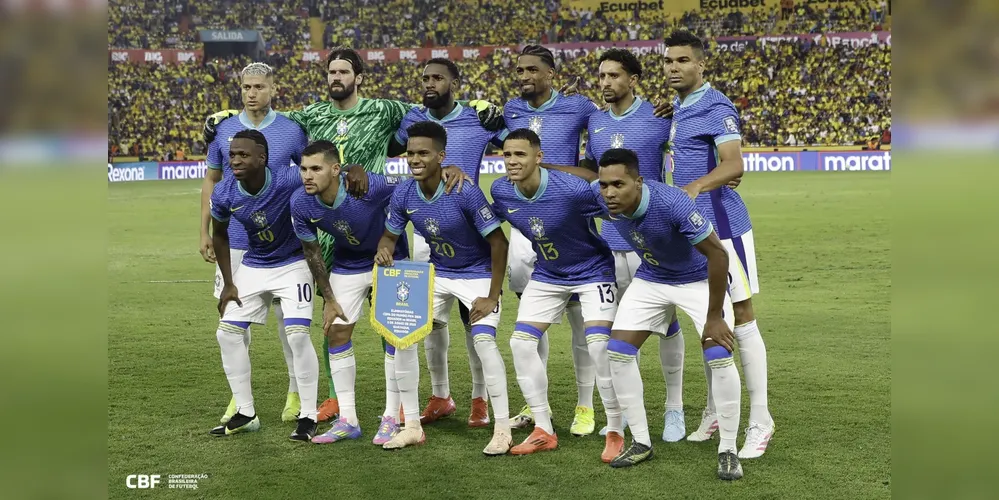 Escalação da Seleção Brasileira na estreia de Ancelotti: em pé, Richarlison, Alisson, Gerson, Alexsandro, Marquinhos e Casemiro; agachados, Vini Jr., Bruno Guimarães, Estêvão, Vanderson e Alex Sandro