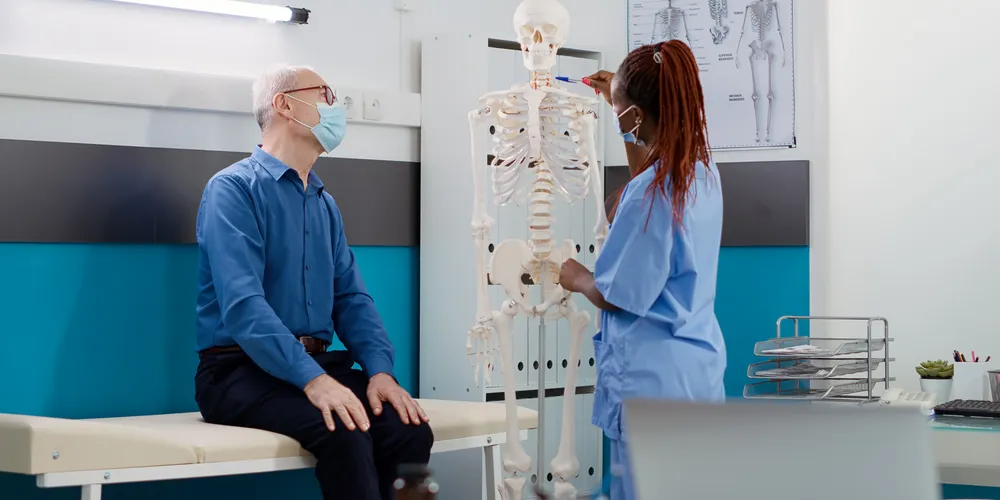 A maioria dos casos ocorre entre os 40 e 70 anos, sendo mais comum em homens