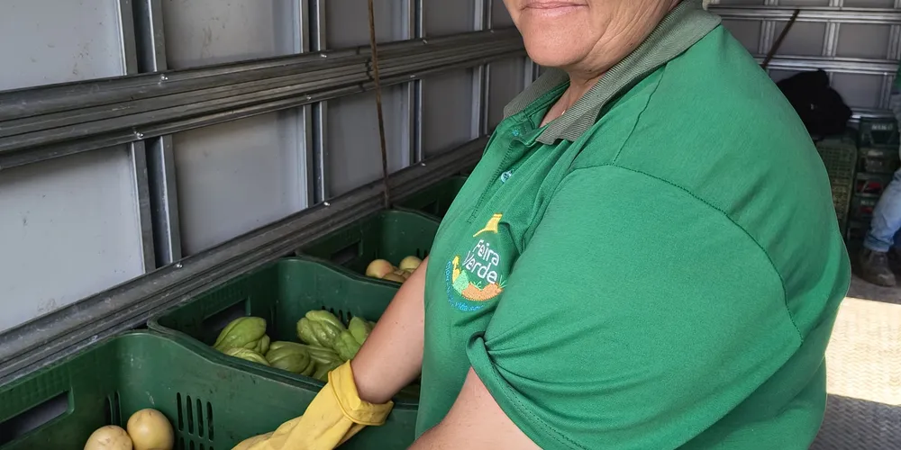 Três equipes vão percorrer os bairros para trocar recicláveis por frutas, verduras e legumes