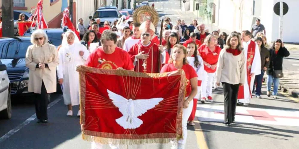 Às 10h30 inicia a procissão com a saída da imagem do Divino Espírito Santo