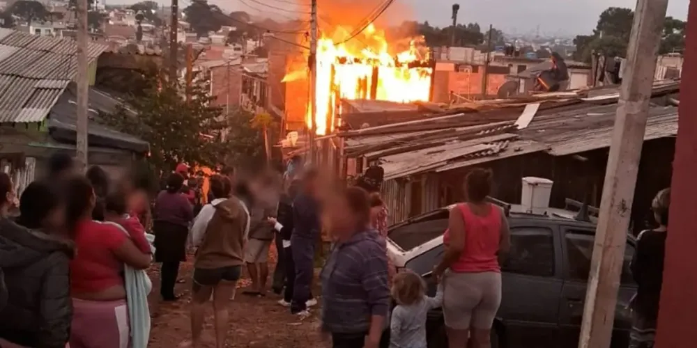 O fogo começou por volta das 17h30