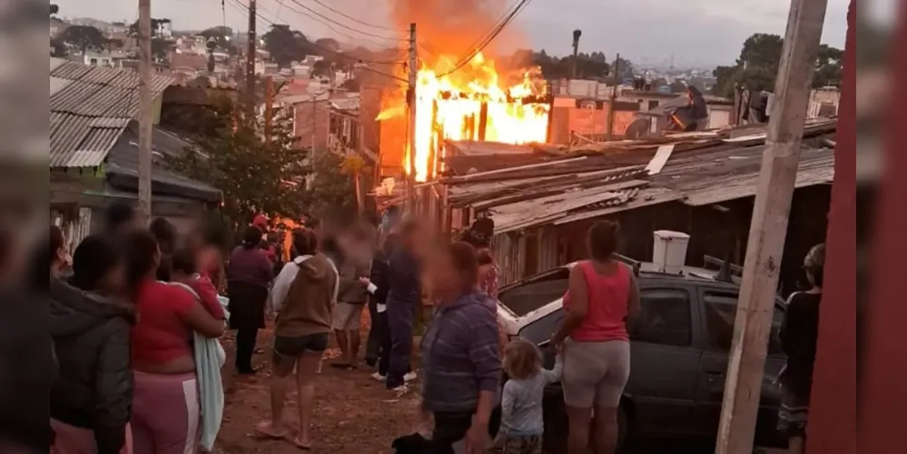 O fogo começou por volta das 17h30