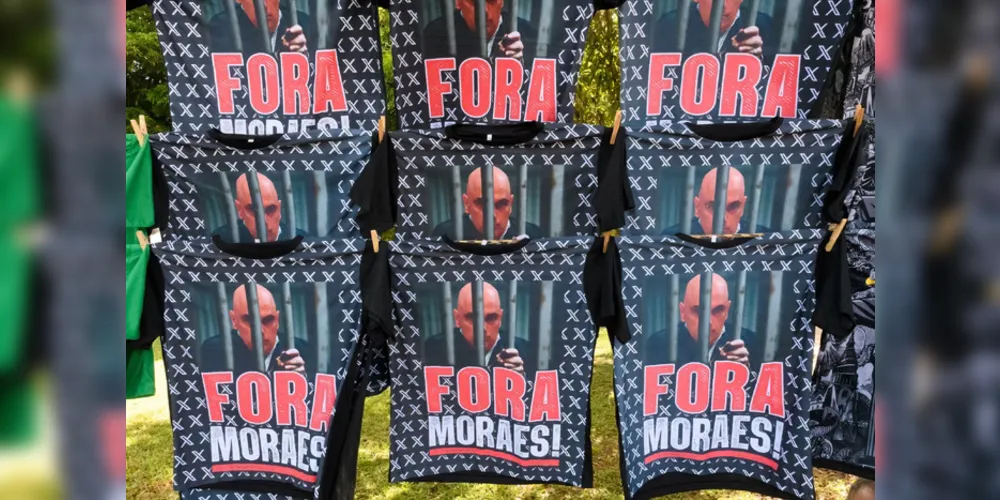 Camisetas com palavras de ordem como “Fora, Lula” e “Fora, Moraes” são vendidas durante ato