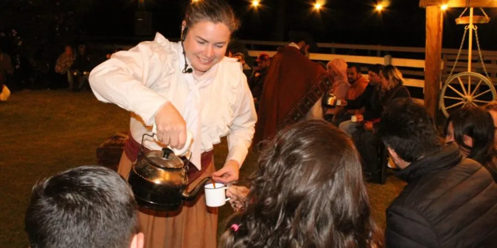 O evento é voltado para o público em geral, interessado em vivenciar uma noite memorável com amigos e familiares, inclusive crianças.