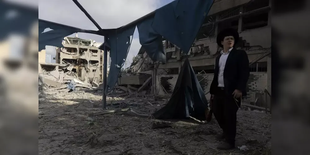 Homem olha cenário destruído após ataque iraniano a Israel