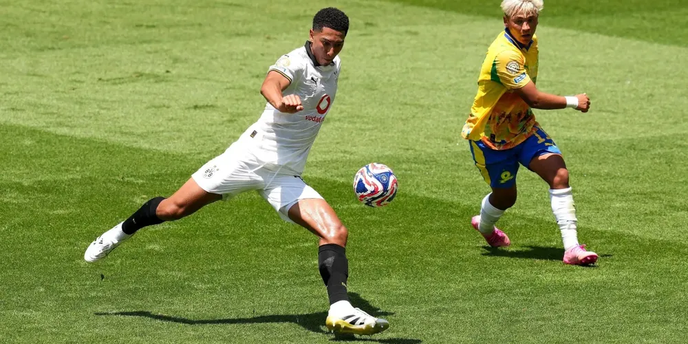 Jobe Bellingham finaliza para marcar seu primeiro gol com a camisa do Borussia Dortmund sobre o Mamelodi Sundowns no Mundial de Clubes