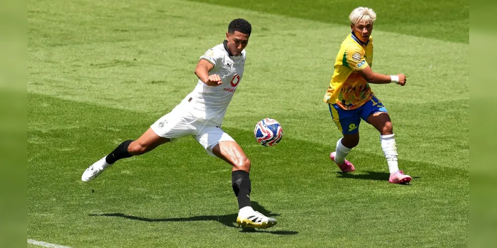 Jobe Bellingham finaliza para marcar seu primeiro gol com a camisa do Borussia Dortmund sobre o Mamelodi Sundowns no Mundial de Clubes