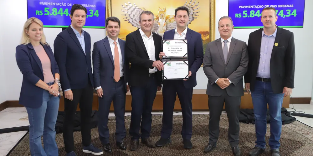 Alexandre Curi, Irani Barros, Ratinho Junior, Moacyr Fadel, Jan Potinho e demais lideranças estiveram reunidos.