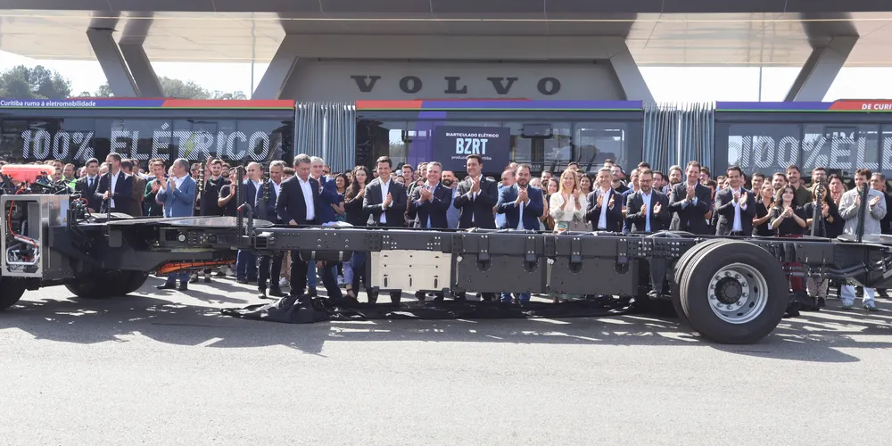 É do Paraná: governador conhece 1ª linha de articulados e biarticulados elétricos do mundo