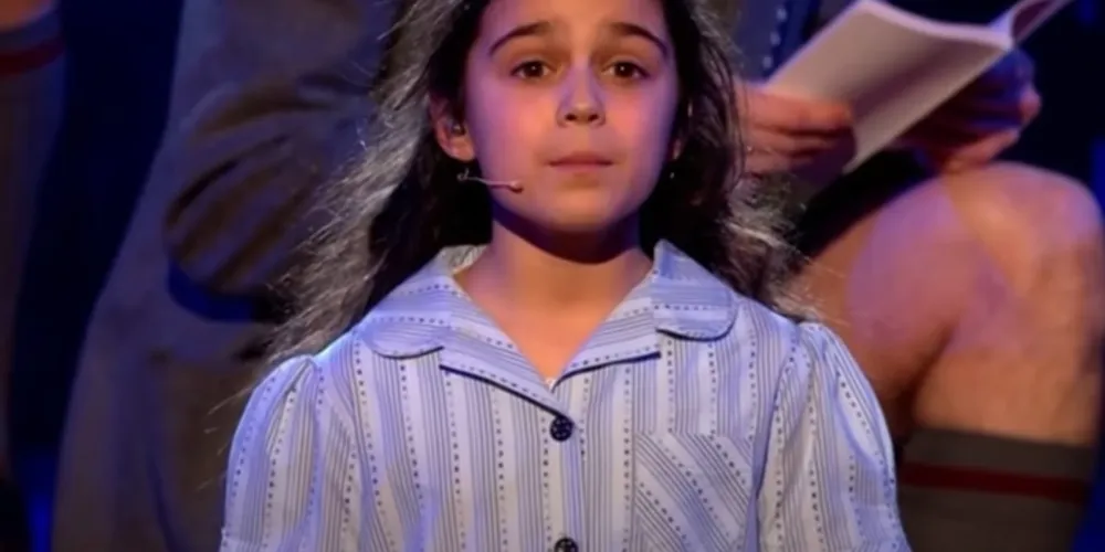 A jovem começou a carreira de atriz no teatro, em 2023