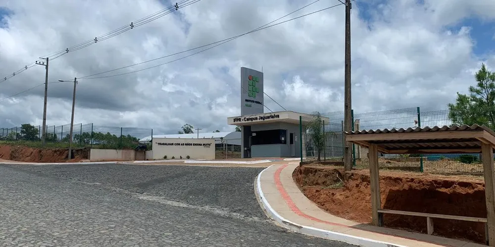 A vaga é para as áreas de português/inglês e português/espanhol