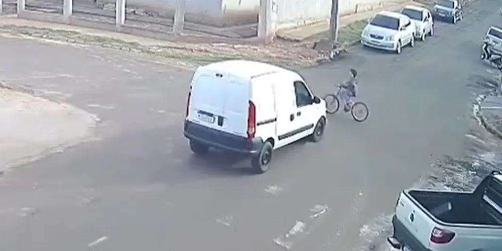 elas imagens da câmera é possível ver que o acidente ocorre quando o utilitário atinge a parte traseira da bicicleta