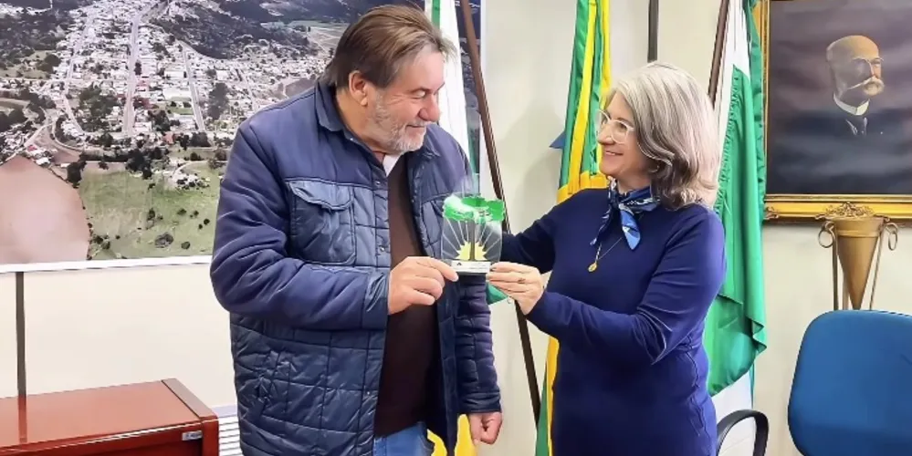 Ivanor Müller recebeu o prêmio da representante da Adecsul, Estela Mara Rosa