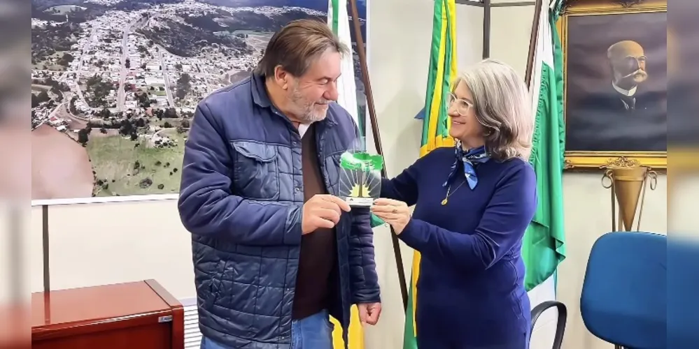 Ivanor Müller recebeu o prêmio da representante da Adecsul, Estela Mara Rosa