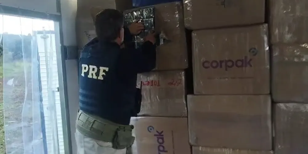 A carga consistia em 29 caixas de cigarros eletrônicos, 6 caixas de eletrônicos, incluindo celulares e iPads, e uma caixa de cigarros da marca Gudang