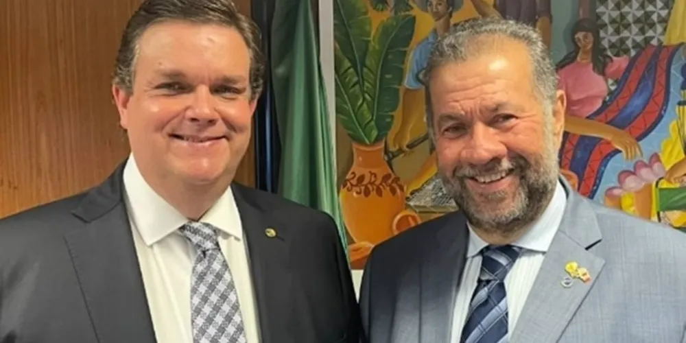 Wolney Queiroz (à esqueda) assume o lugar de Carlos Lupi (à direita)