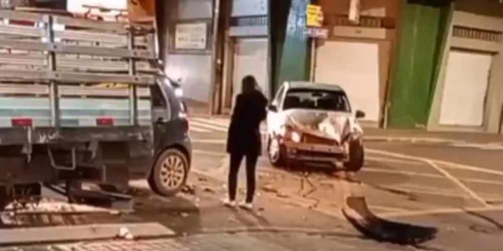 Segundo os motoristas dos carros, o semáforo estava aberto para eles no momento