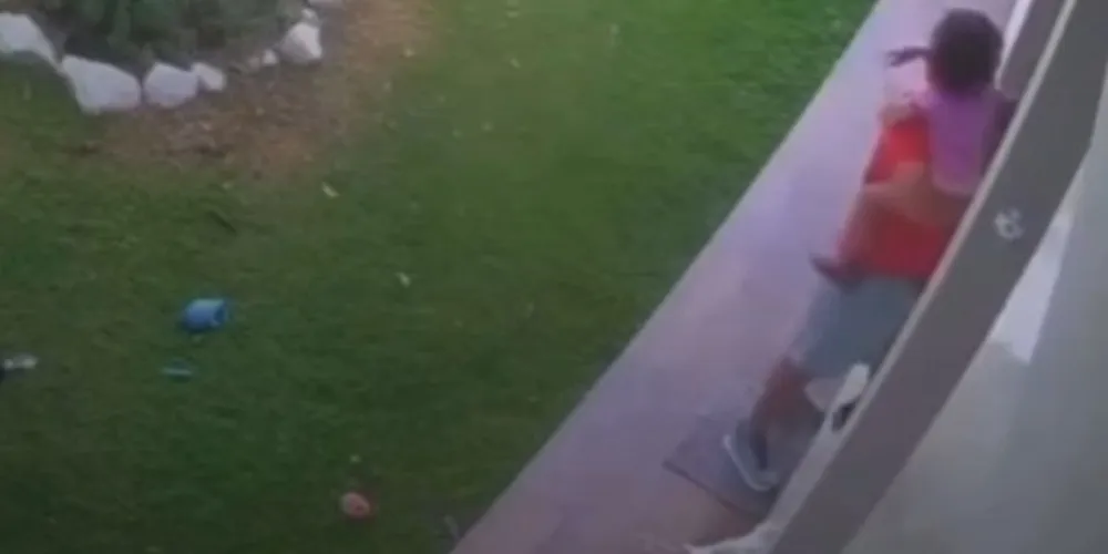 Nas imagens, Mauro aparece abraçando a esposa e a filha pequena do casal