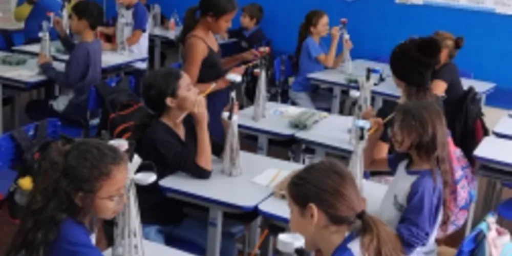 A proposta envolveu a confecção de bonecas representando a mulher brasileira como principal atividade