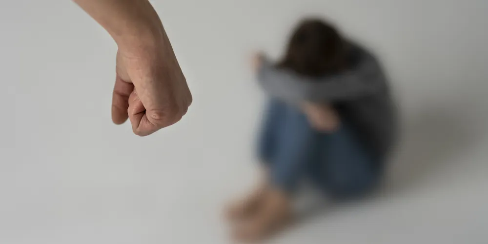 Homem trancou a vítima em um quarto