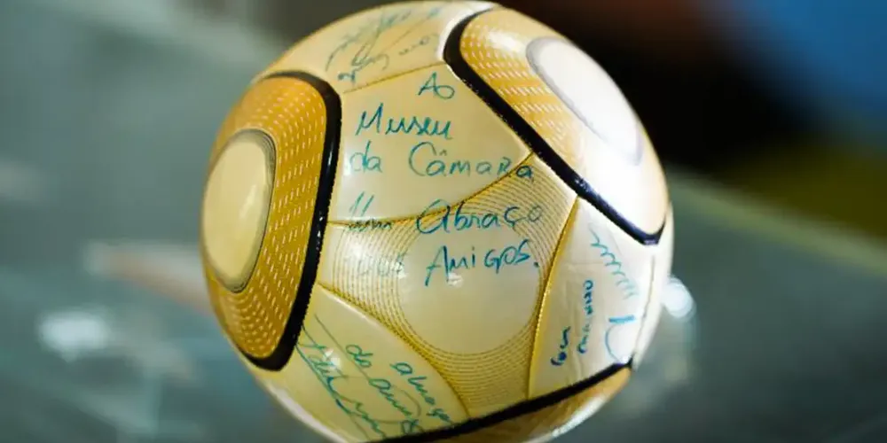 Bola autografada por Neymar presente no Museu da Câmara