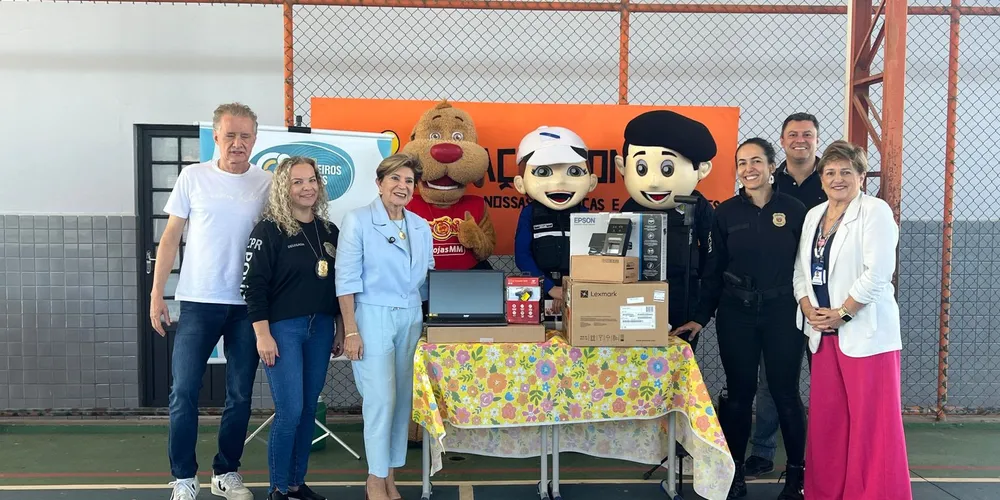 A entrega dos equipamentos aconteceu durante um evento na Escola Deodoro Alves Quintiliano, no Cará-Cará