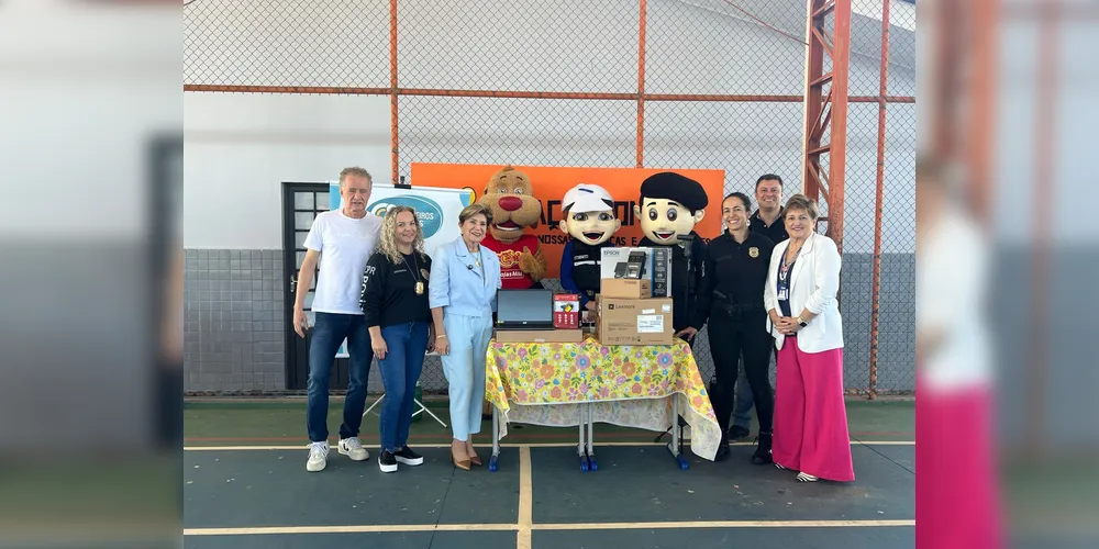 A entrega dos equipamentos aconteceu durante um evento na Escola Deodoro Alves Quintiliano, no Cará-Cará