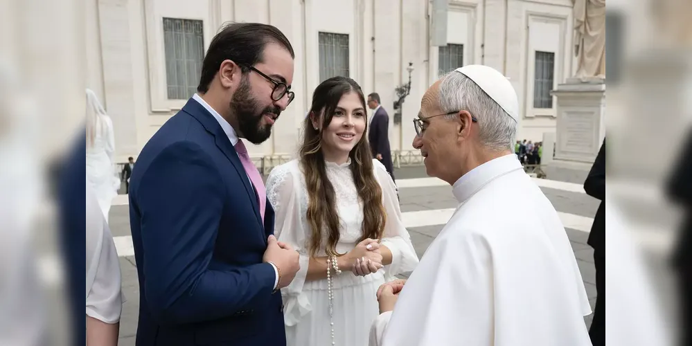 Casal brasileiro recebe bênção de recém-casados