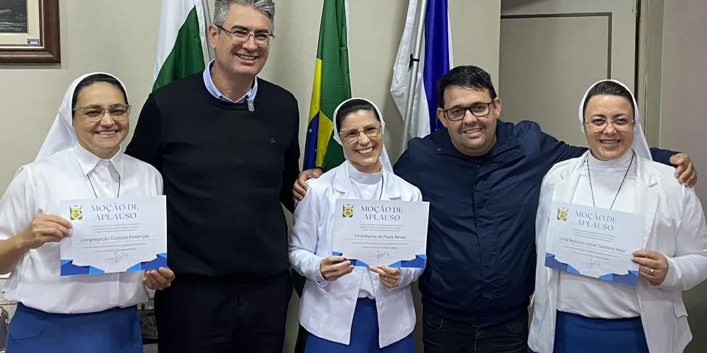 Vereadores Julio Küller (MDB) e Professor Careca (PV) ao lado das 'Freiras do Beatbox'