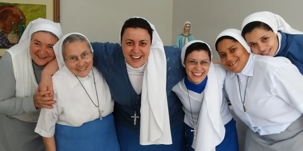 Com leveza e bom humor, o trabalho das irmãs é profundamente sério: elas atuam na recuperação de dependentes químicos