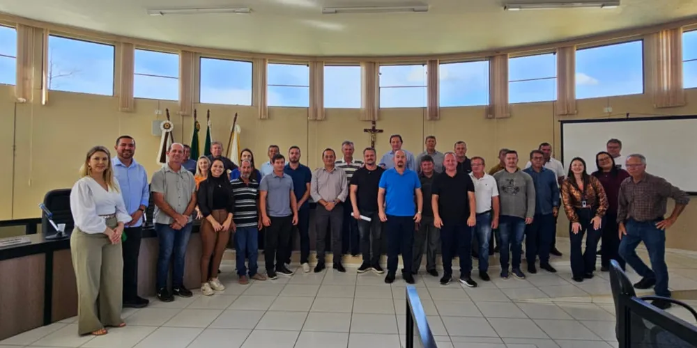 Representantes da Prefeitura Municipal receberam os parlamentares nesta sexta-feira (09)