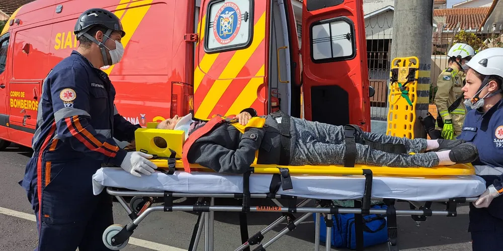 Momento em que idosa é resgatada do veículo tombado