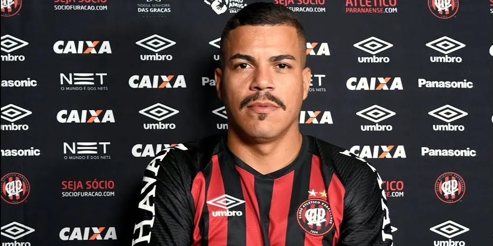 Thiago Carleto sendo apresentado no Athletico em 2028
