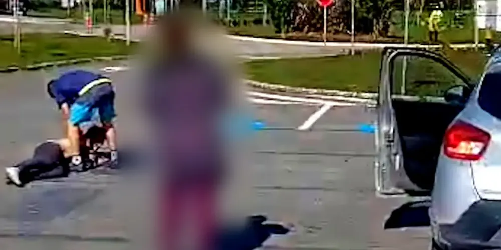 O  criminoso foi filmado tentando matar o condutor para roubar o veículo e os pertences da vítima